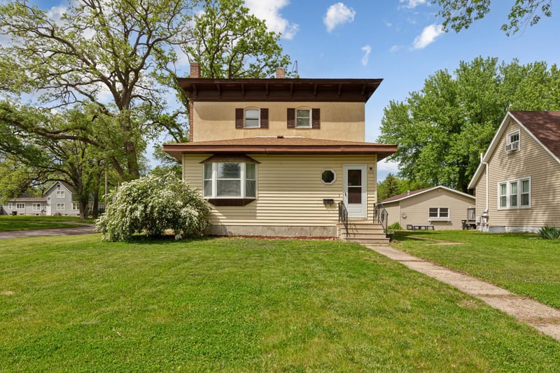 228 W 4th St, Blue Earth, MN 56013