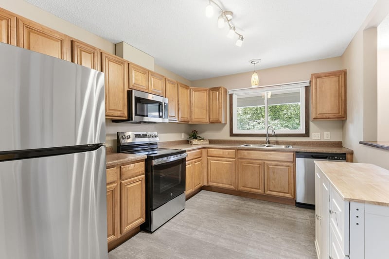 7315 Stewart Dr, Eden Prairie, MN 55346
