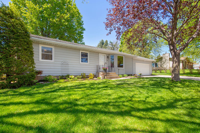 20 Mitchell Dr, Faribault, MN 55021