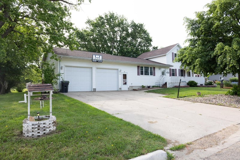 104 Indiana Ave, Adrian, MN 56110