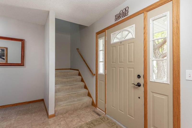 305 Chancery Ln, Mankato, MN 56001