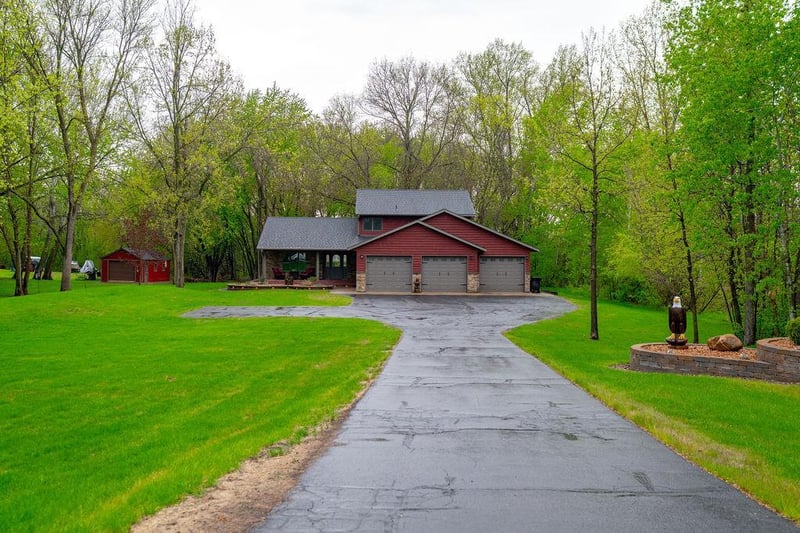 38177 Twin Oaks Dr, Avon, MN 56310