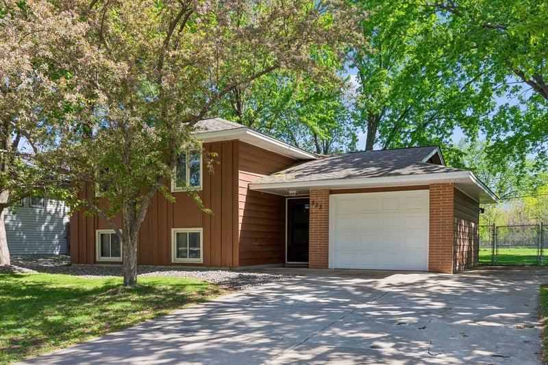833 Oriole Dr, Apple Valley, MN 55124