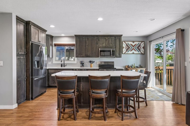 833 Oriole Dr, Apple Valley, MN 55124