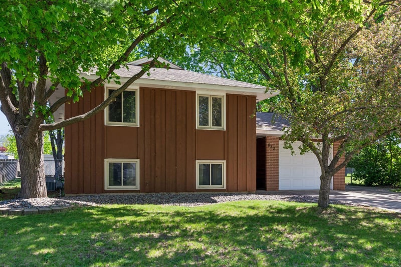 833 Oriole Dr, Apple Valley, MN 55124