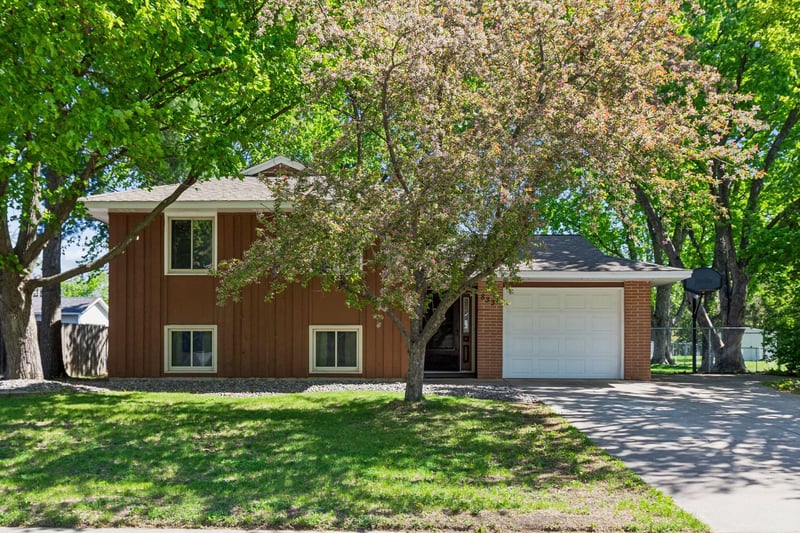 833 Oriole Dr, Apple Valley, MN 55124