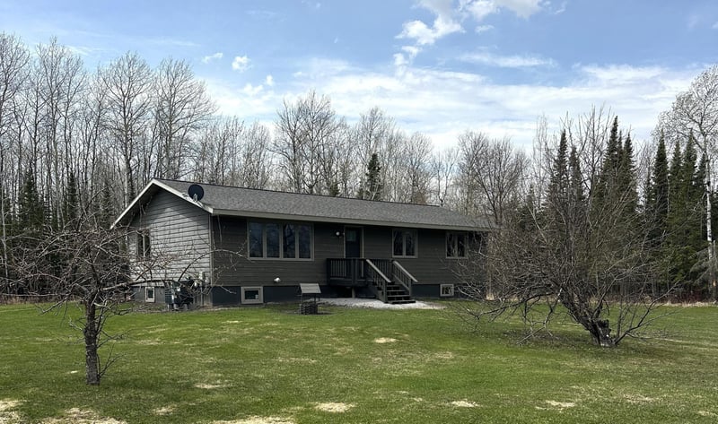62638 300th St, Warroad, MN 56763