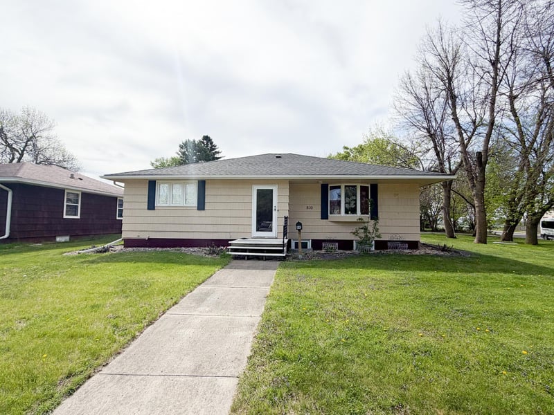 810 8th Ave, Worthington, MN 56187
