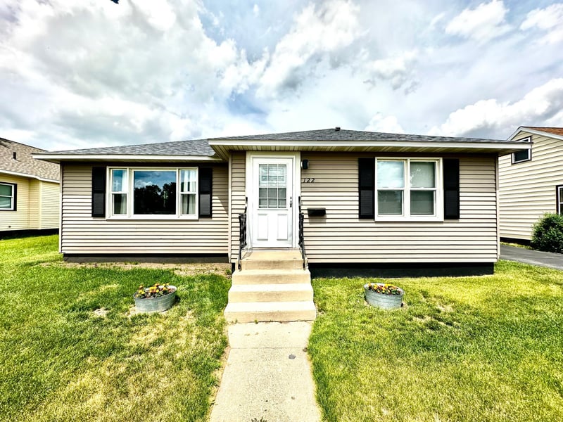 122 Sinclair Lewis Ave, Sauk Centre, MN 56378