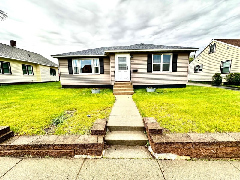 122 Sinclair Lewis Ave, Sauk Centre, MN 56378