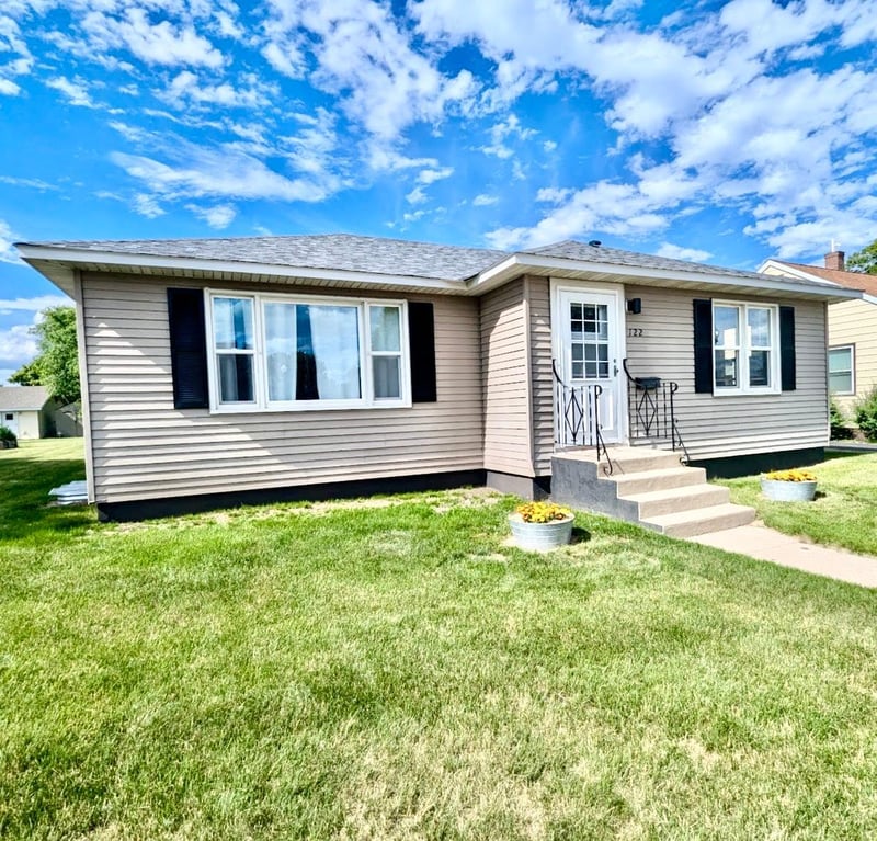 122 Sinclair Lewis Ave, Sauk Centre, MN 56378