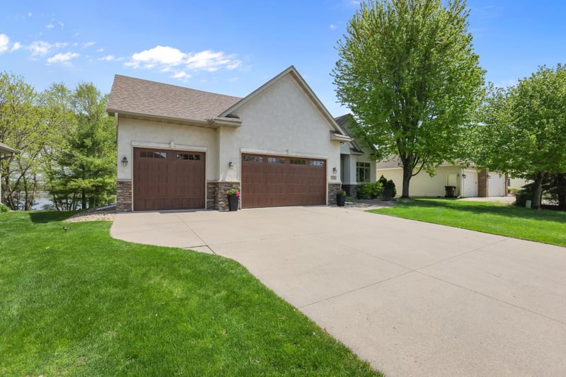 8156 9th Street Pl N, Oakdale, MN 55128
