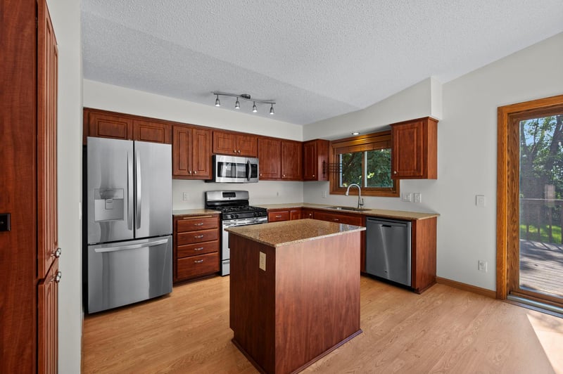 13924 W Preserve Blvd, Burnsville, MN 55337