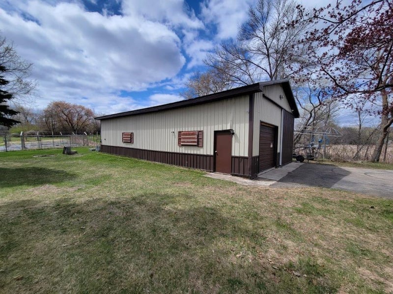 209 3rd Ave S, Dent, MN 56528