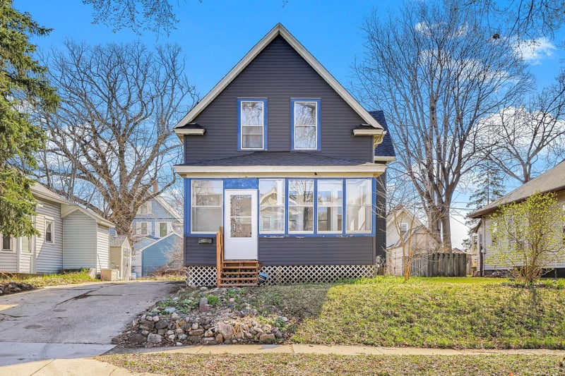 990 Como Pl, Saint Paul, MN 55103