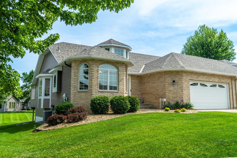 3022 Highpointe Curve, Roseville, MN 55113