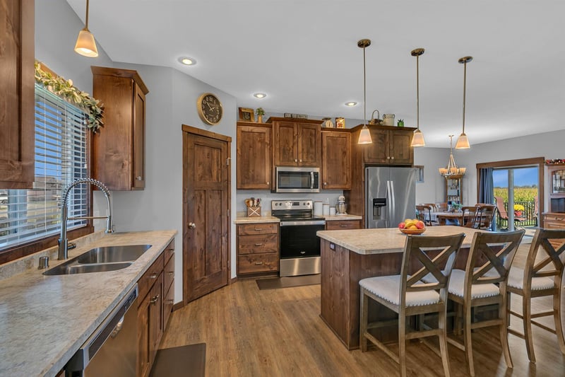932 Waters Edge Cir, Avon, MN 56310