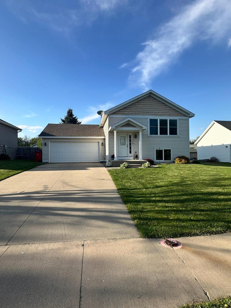 530 7th St SW, Pine Island, MN 55963