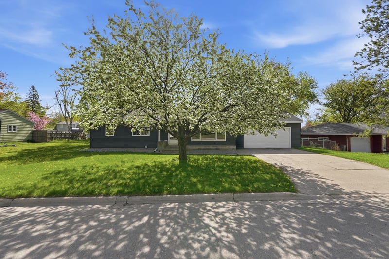 205 Victoria Dr, Alexandria, MN 56308