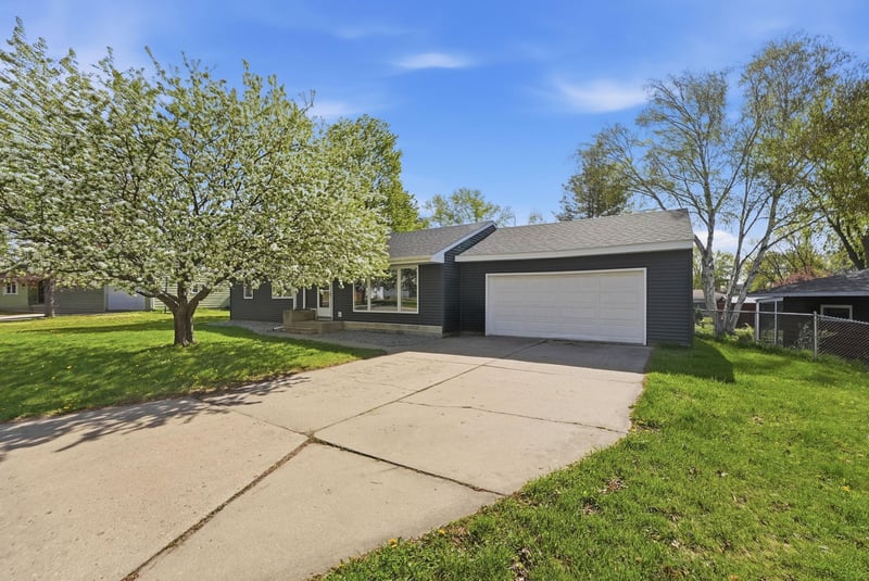 205 Victoria Dr, Alexandria, MN 56308