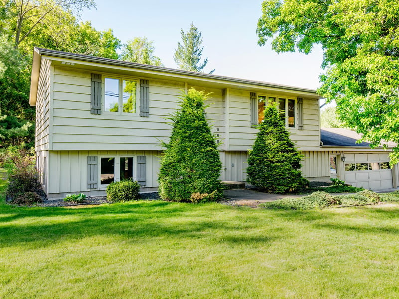 688 W Wentworth Ave, Mendota Heights, MN 55118