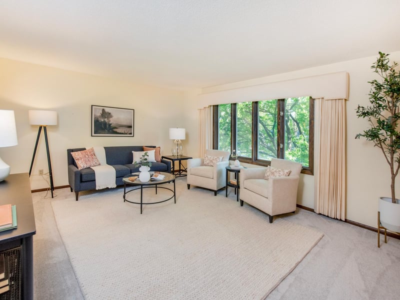688 W Wentworth Ave, Mendota Heights, MN 55118