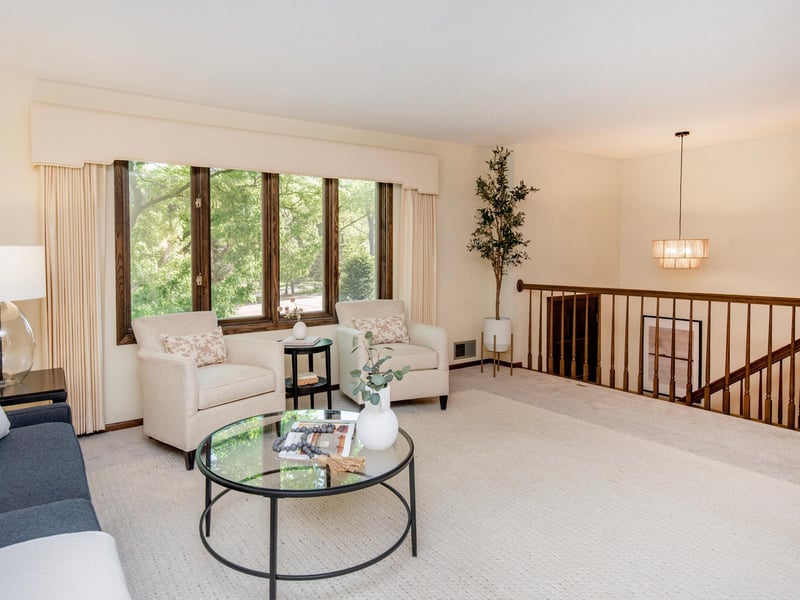 688 W Wentworth Ave, Mendota Heights, MN 55118