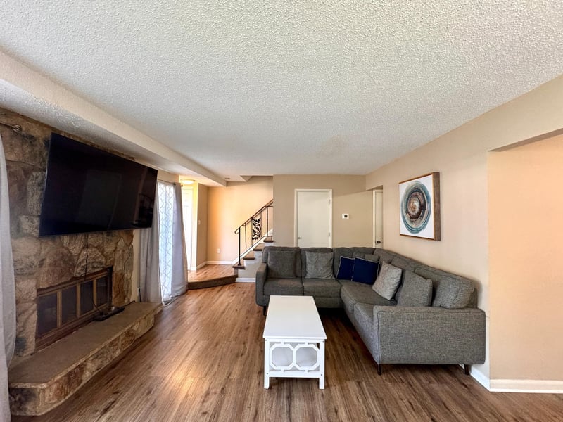 1271 Landmark Trl S, Hopkins, MN 55343