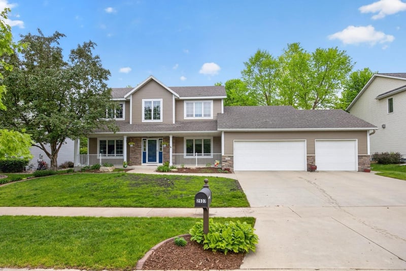 2937 Oakview Dr NE, Rochester, MN 55906