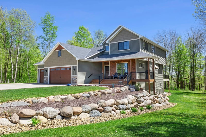 19151 Shamrock Ln, Shafer, MN 55074