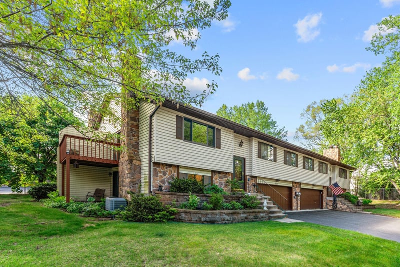 850 Martha Lake Ct, Shoreview, MN 55126