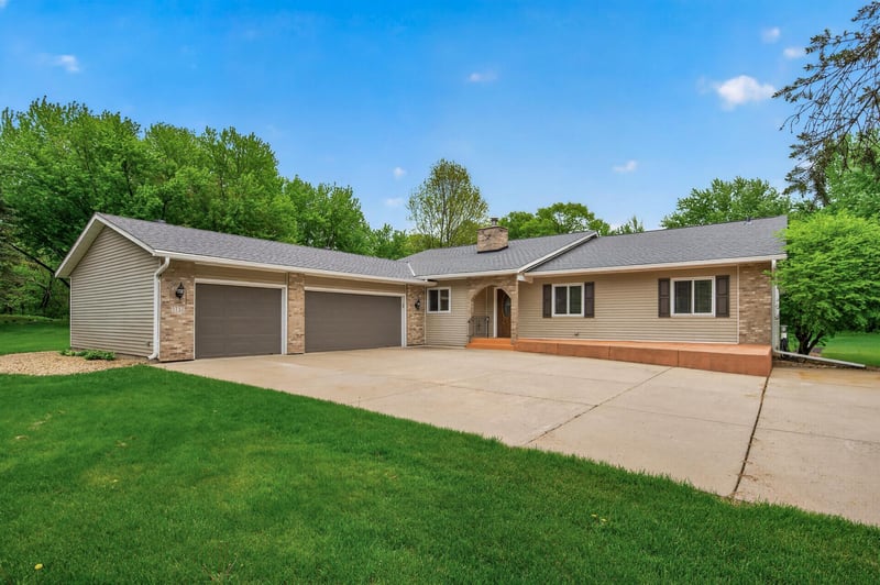 5737 N Highlands Ct, Lake Elmo, MN 55042