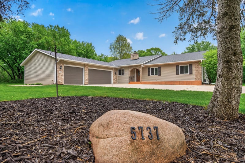 5737 N Highlands Ct, Lake Elmo, MN 55042