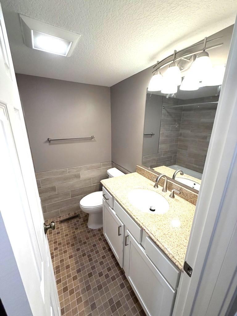 892 4th St E, Saint Paul, MN 55106