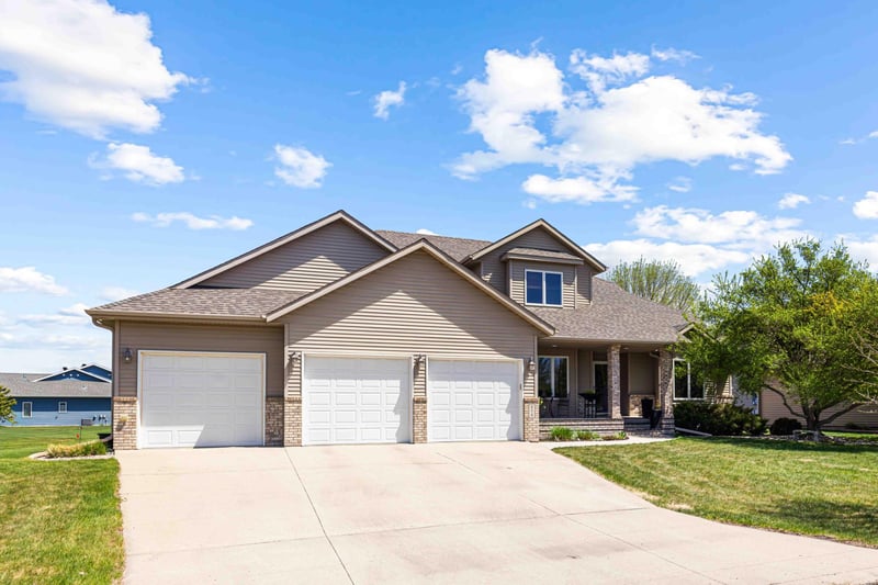 854 32nd St S, Moorhead, MN 56560