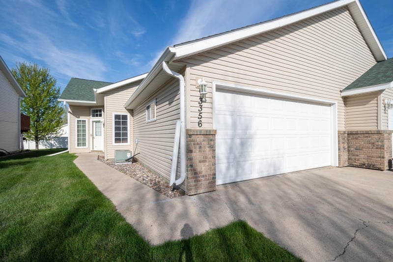 3356 38th St S, Moorhead, MN 56560