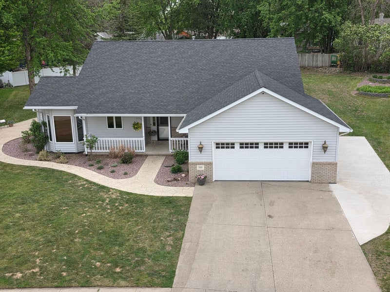 885 Briarwood Dr, Worthington, MN 56187