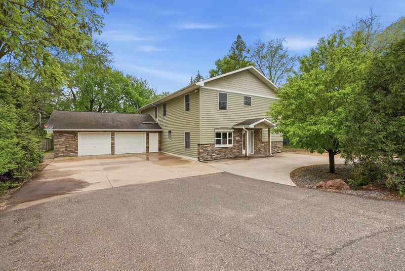 870 County Road F E, Vadnais Heights, MN 55127