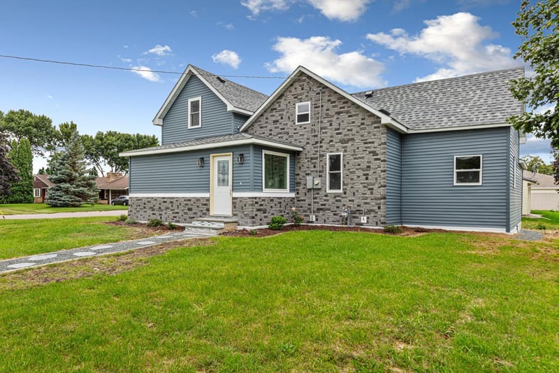 515 Benzel Ave SW, Madelia, MN 56062