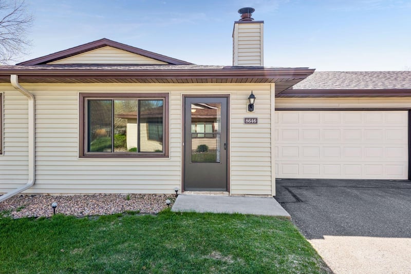 8646 S Maplebrook Cir, Brooklyn Park, MN 55445