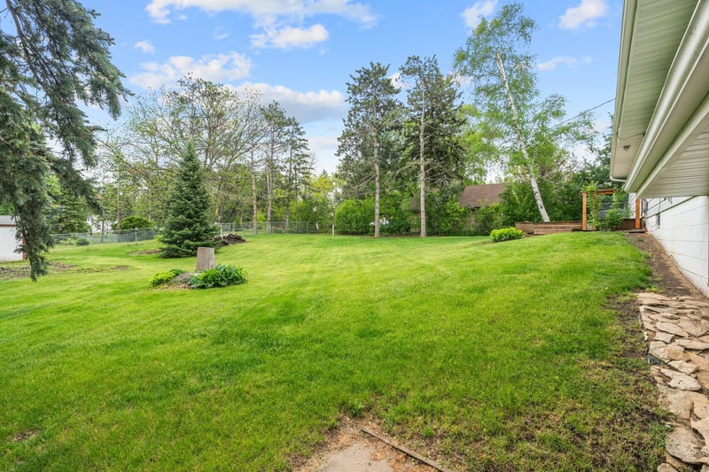 310 Lanewood Ln N, Plymouth, MN 55447