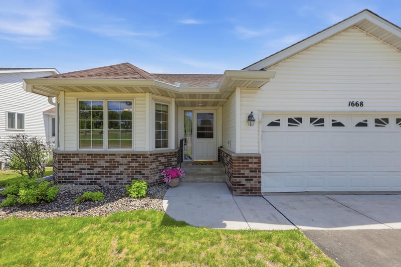 1668 Mackubin St, Saint Paul, MN 55117