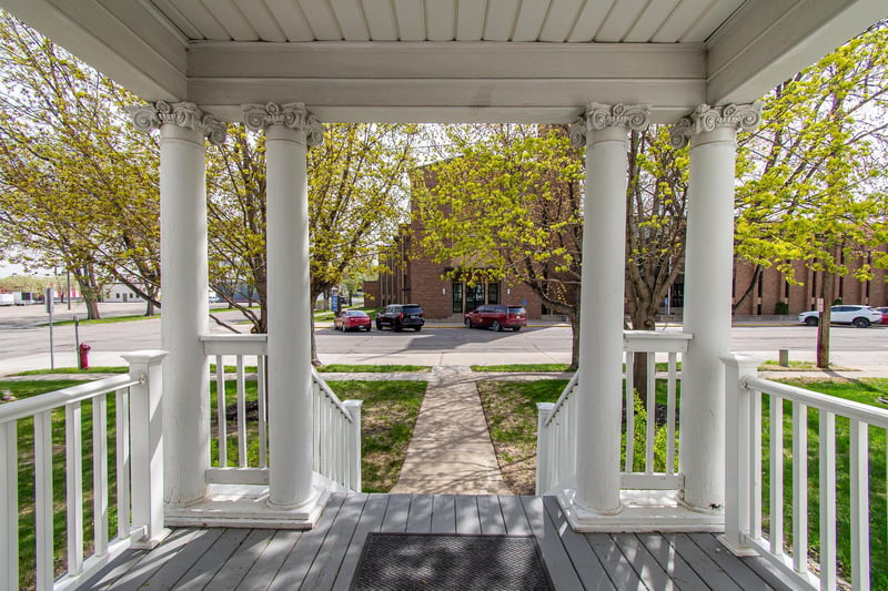 203 7th St S, Moorhead, MN 56560