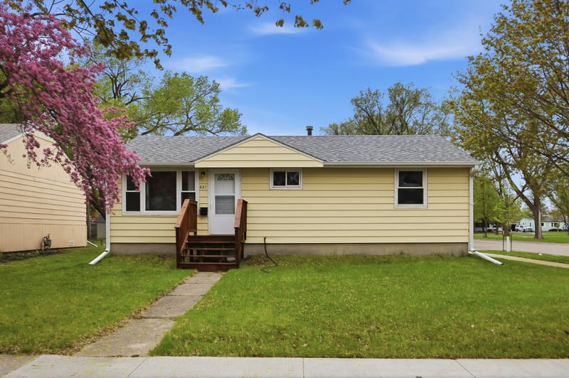 621 19th St N, Moorhead, MN 56560