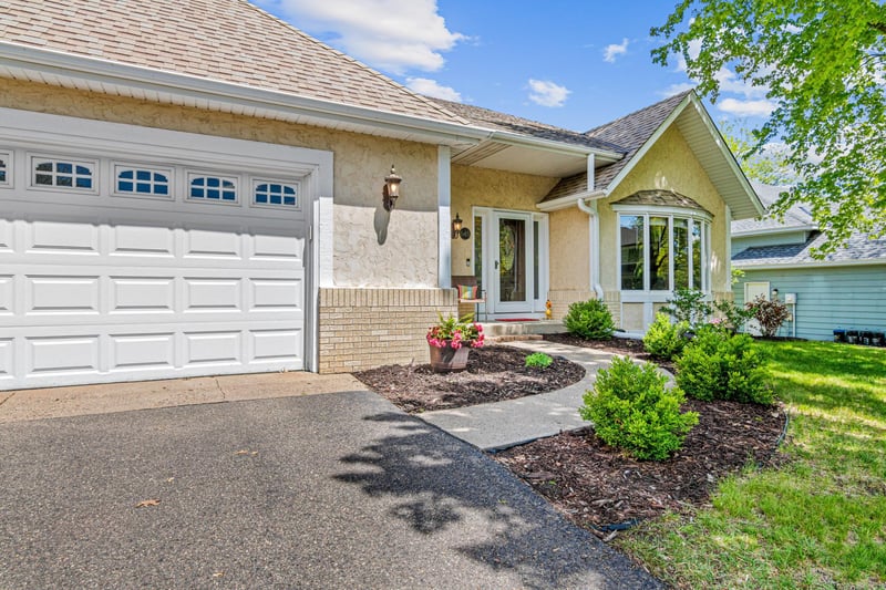 645 Lake Pine Dr, Shoreview, MN 55126
