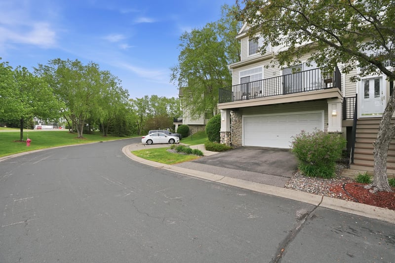 2111 Eagle Trace Ln, Woodbury, MN 55129