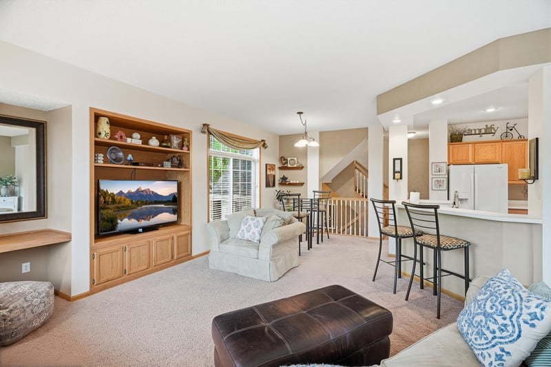 2111 Eagle Trace Ln, Woodbury, MN 55129