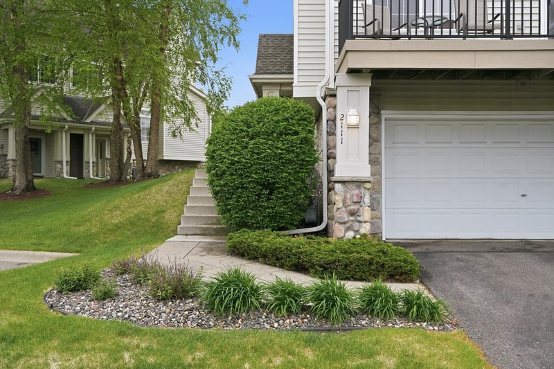2111 Eagle Trace Ln, Woodbury, MN 55129