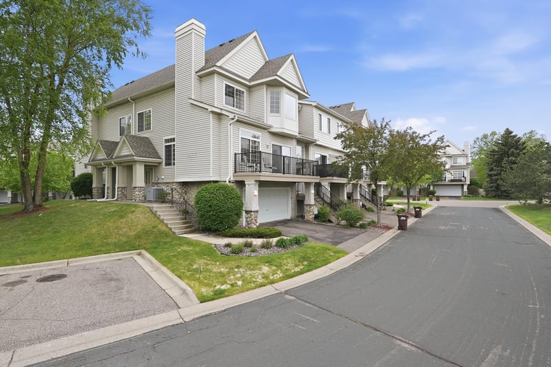 2111 Eagle Trace Ln, Woodbury, MN 55129