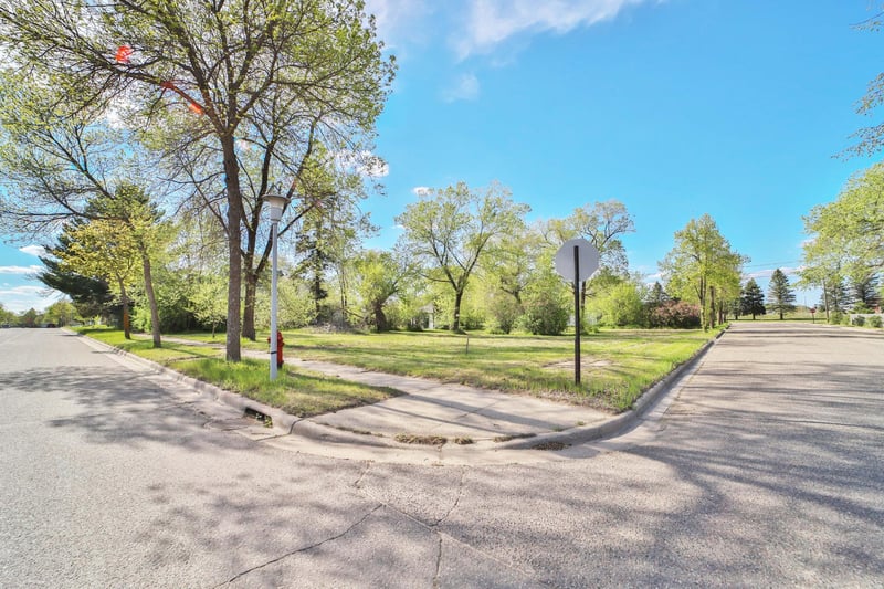 221 Dakota Ave SE, Staples, MN 56479
